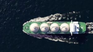 Shell se bajó del barco del GNL de Argentina: las alternativas que maneja YPF para impulsar el proyecto