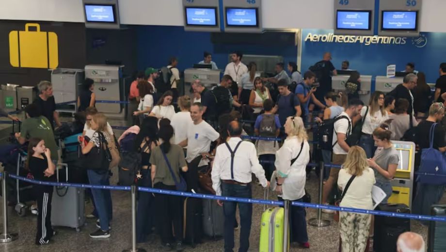 Largas fila en Aeroparque. Foto: Gentileza La Nación.