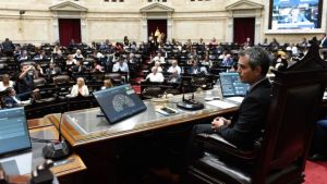 Los puentes entre el Gobierno y el peronismo siembran suspicacias de cara a debates cruciales en el Congreso