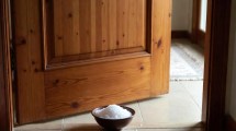 Imagen de Feng Shui: qué significa poner sal detrás de la puerta y para qué sirve