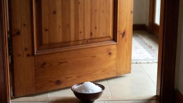Feng Shui: qué significa poner sal detrás de la puerta y para qué sirve