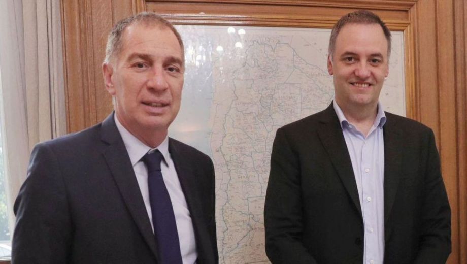 El jefe de Gabinete, Manuel Adorni, junto al ministro de Interior, Diego Santilli. Foto: Gentileza. 