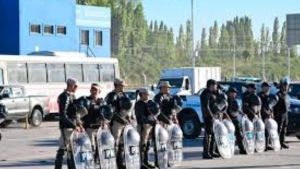 Protesta en el puente carretero Neuquén -Cipolletti este martes: ATE define modalidad de corte, hay operativo de Gendarmería