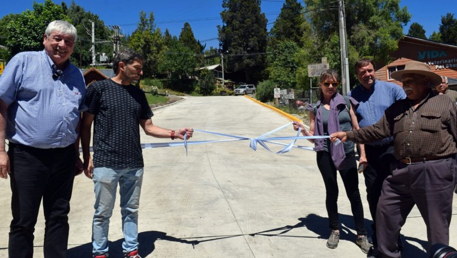 El gobernador Weretilneck acompañó al intendente Walter Cortés en la inauguración de una calle en Bariloche.  Foto: Gentileza 