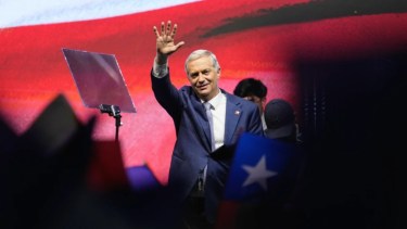 José Antonio Kast se reunió con vecinos y visitará a Gabriel Boric este lunes como presidente electo de Chile