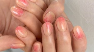 Nueva tendencia en uñas: así son las «Fruit Peel Nails», manicura coreana, con un efecto rejuvenecedor