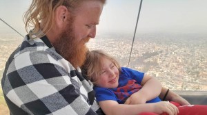 Kurt, un nene de Neuquén padece epilepsia y su familia busca una opción médica fuera del país