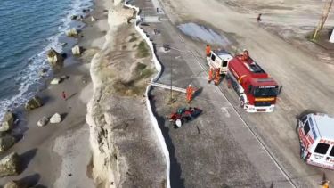 Operativo en Las Grutas: intervienen los acantilados para prevenir derrumbes y piden precaución a turistas