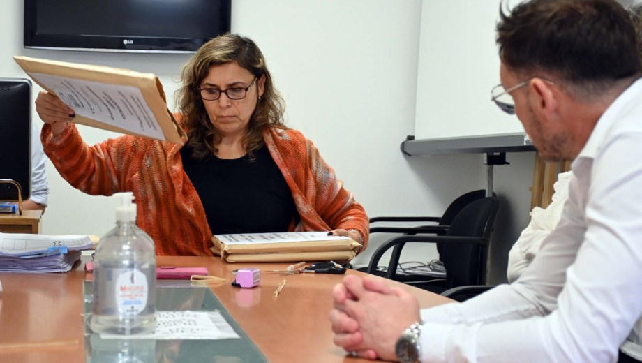 Se realizó este lunes la apertura de sobres de la licitación por el alquiler de un helicóptero para el combate de incendios forestales en Río Negro. Foto: Marcelo Ochoa