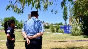 Hallan un muerto en Villa Farrel de Neuquén: el cuerpo de un hombre estaba en una plaza