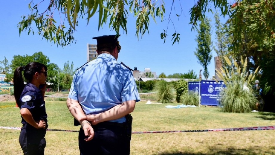 Hallan un muerto en Villa Farrel de Neuquén: el cuerpo de un hombre estaba en una plaza. Foto Matías Subat