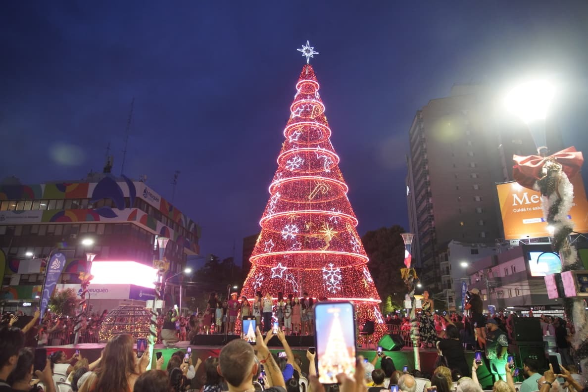 Reviví la inauguración del árbol de Navidad en Neuquén: cómo sigue el cronograma de actividades