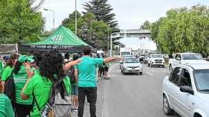 Protesta de ATE en el puente Neuquén &#8211; Cipolletti: corte parcial y demoras en el tránsito