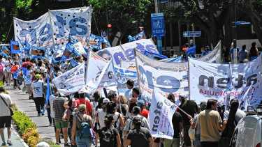 Gremios y organizaciones sociales marcharon este sábado en Neuquén y Río Negro en repudio al ataque contra Venezuela