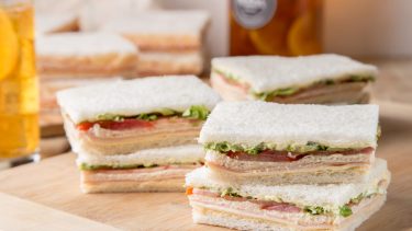 Cuánto duran los sándwiches de miga en la heladera y el truco clave para conservarlos mejor