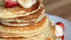 Paso a paso: cómo lograr unos pancakes clásicos bien esponjosos y húmedos