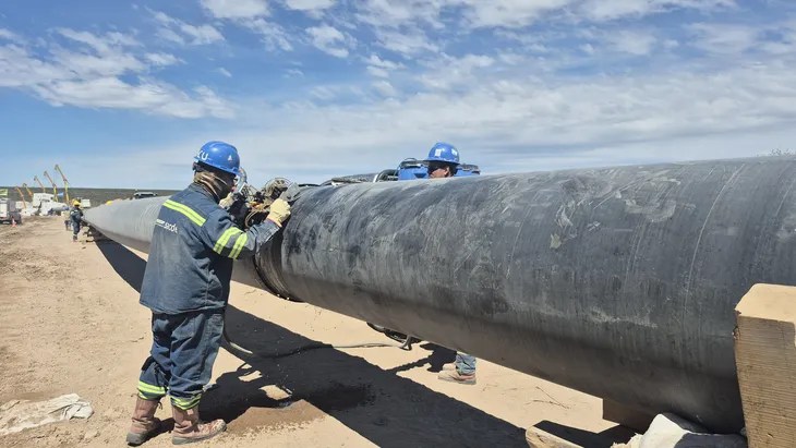 El megaproyecto avanza en  las instalaciones de superficie, válvulas, equipos de bombeo junto a las pruebas hidráulicas. 