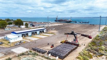 Terminaron de descargar los caños de Southern Energy en San Antonio Este y ahora esperan otro barco para el VMOS
