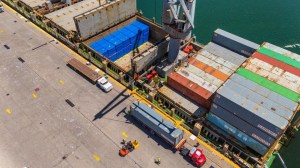 Un tercer buque llegó al puerto de San Antonio Este con materiales para el oleoducto VMOS