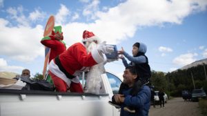 «Un regalo por una sonrisa», la iniciativa que llegó a los barrios de Bariloche antes de Navidad