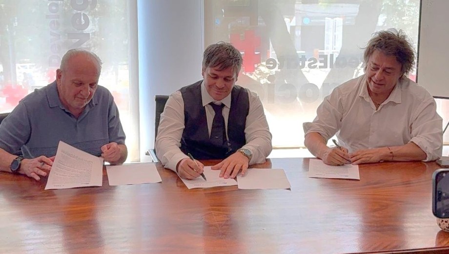 De izquierda a derecha: Rodolfo Games, presidente APIA, Sebastián Cantero de TBSA y Guillermo Guassardi, vicepresidente APIA. (Foto: gentileza).