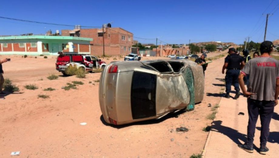 Una mujer internada en grave estado en el hospital de Neuquén por un vuelco. Foto: Gentileza Bomberos voluntarios de Rincón de los Sauces. 