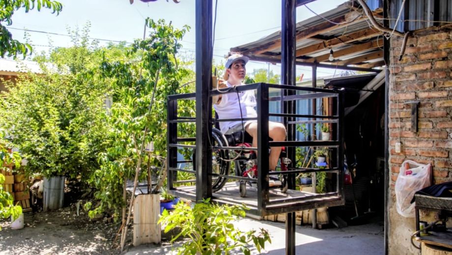Tuvo que readecuar su casa. Solo necesitaba un elevador y lo consiguió. (FOTOS: Cecilia Maletti)