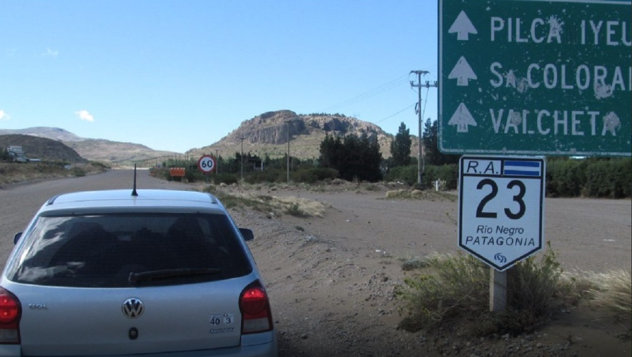 El incidente vial ocurrió este viernes por la tarde en la Ruta Nacional 23, a unos 30 kilómetros de Bariloche. (foto de archivo)