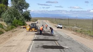 Precaución en la Ruta 40: realizan obras de bacheo en un tramo transitado de Neuquén