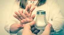 Imagen de Por qué no hay que pasarse la sal de mano en mano: el origen real de esta superstición