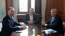 Imagen de Manuel Adorni y Diego Santilli recibieron al gobernador de La Pampa, uno de los peronistas más críticos de Javier Milei