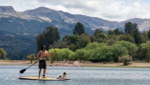 Más que dormir frente al lago: el glamping patagónico que suma bienestar y cáñamo en Villa Pehuenia