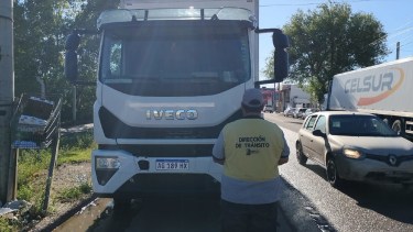 Cipolletti prohíbe estacionar a camiones en dos arterias clave de la ciudad