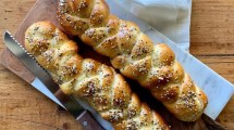 Imagen de Trenzas de pan de huevo con semillas, una receta realmente deliciosa