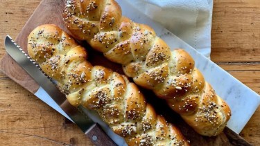 Trenzas de pan de huevo con semillas, una receta auténticamente deliciosa