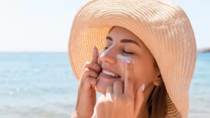 ¿Crema hidratante o protector solar primero? El orden correcto para cuidar la piel y protegerla del sol