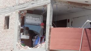 En fotos | Explosión, costernación y una persona herida en un edificio de Neuquén: «Nadie entendía nada»