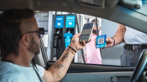 YPF ya permite el pago en dólares en la carga de combustibles: ¿Cómo funciona la app?