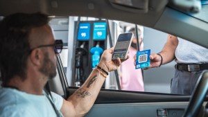 YPF ya permite el pago en dólares en la carga de combustibles: ¿Cómo funciona la app?