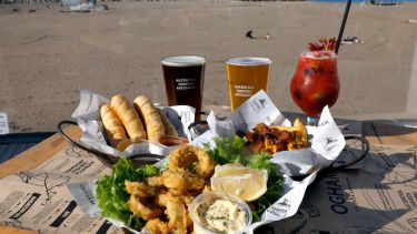 Cuánto sale un día de playa en Brasil, con choclo, churros y más ¿Es más caro que en Argentina?
