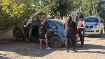 Imagen de Perdió el control del auto, chocó un poste y quedó a centímetros de una casa en Roca: la alcoholemia fue positiva