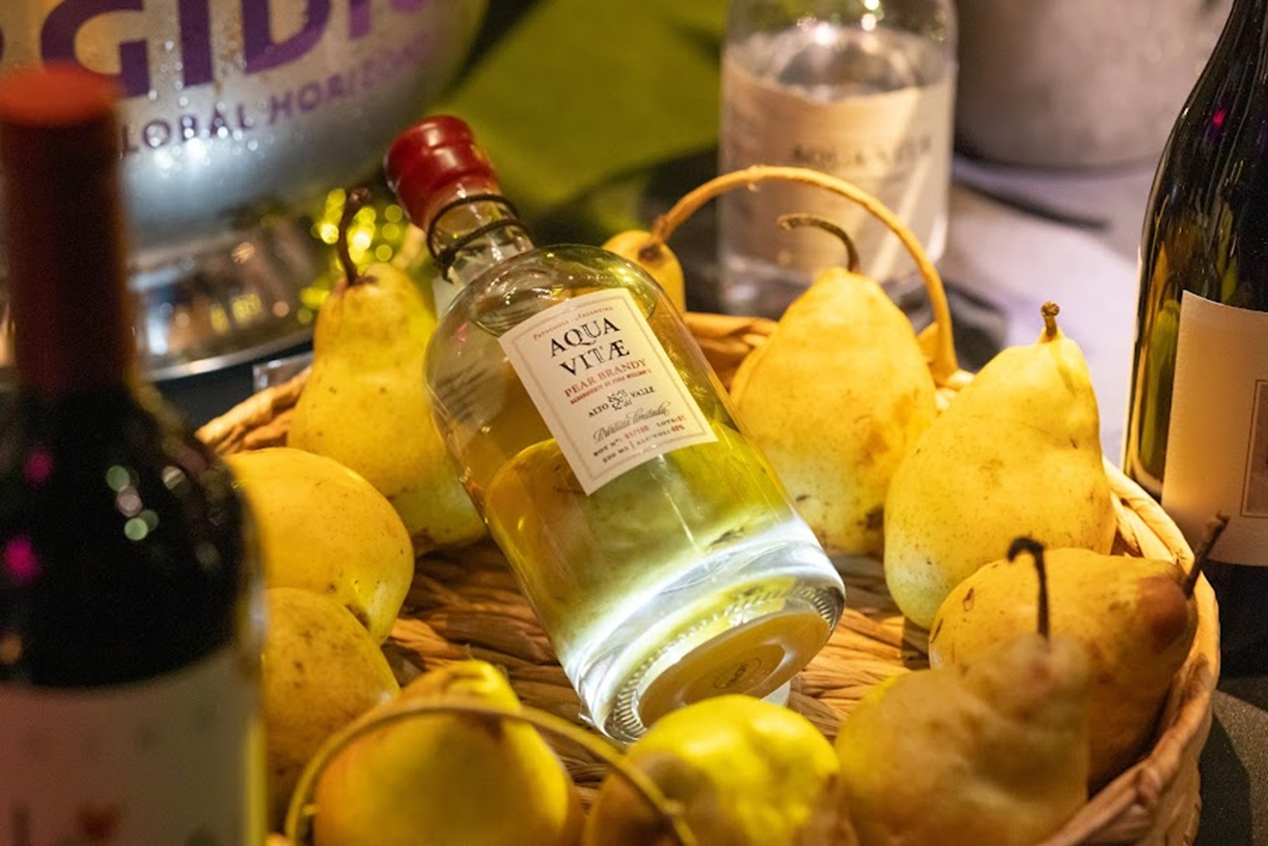 El brandy de pera que se elabora en Allen, en botellas numeradas, y ...