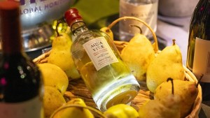 El brandy de pera que se elabora en Allen, en botellas numeradas, y tiene un detalle que lo hace único