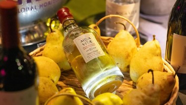 El brandy de pera que se elabora en Allen, en botellas numeradas, y tiene un detalle que lo hace único