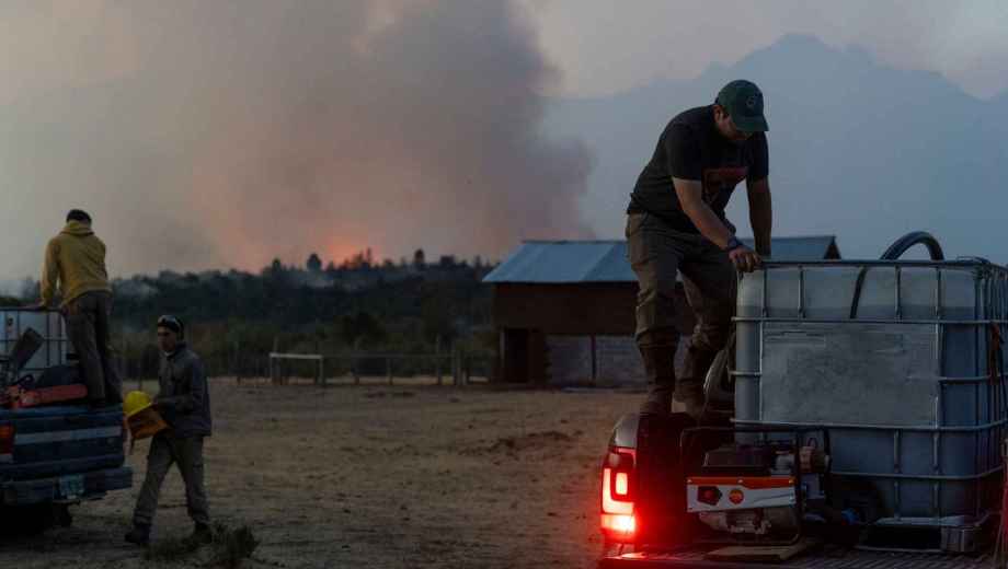 Bomberos Voluntarios de Plottier difundieron un alerta por intentos de estafa vinculados a los incendios en la cordillera. Foto: Clarín.
