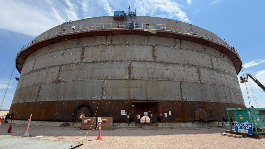 Los enormes tanques del sistema VMOS están en pleno montaje. 
