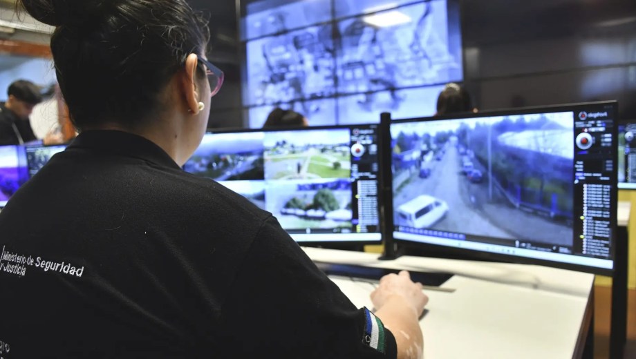 Un seguimiento en tiempo real desde las cámaras del 911 permitió secuestrar un arma y evitar una situación de riesgo en Catriel.
