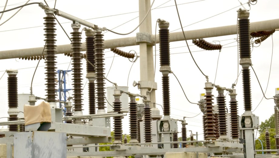 La obra contempla la readecuación integral del antiguo Edificio de Celdas de 33 KV, que funcionará como nueva Sala de Control de la Estación Transformadora Roca. 