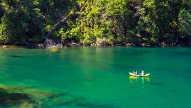Agua de un verde turquesa que parece importado del Caribe: Yuco, la playa patagónica que sorprende