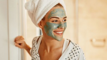 Cómo preparar una mascarilla casera para desinflamar el rostro con 2 ingredientes